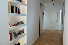 Rénovation appartement Cannes – le couloir et sa bibliothèque intégrée